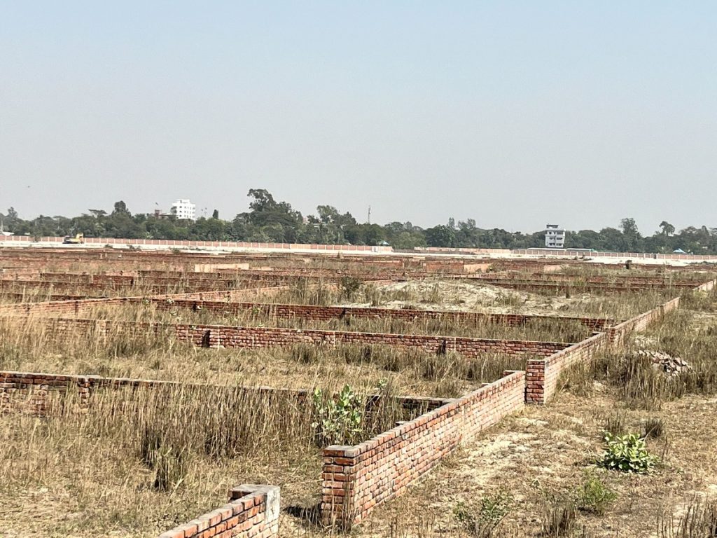 Do you want to invest in Bashundhara P-Extension Block? We have some available plots in Bashundhara R/A P-ext Block. Contact with us....